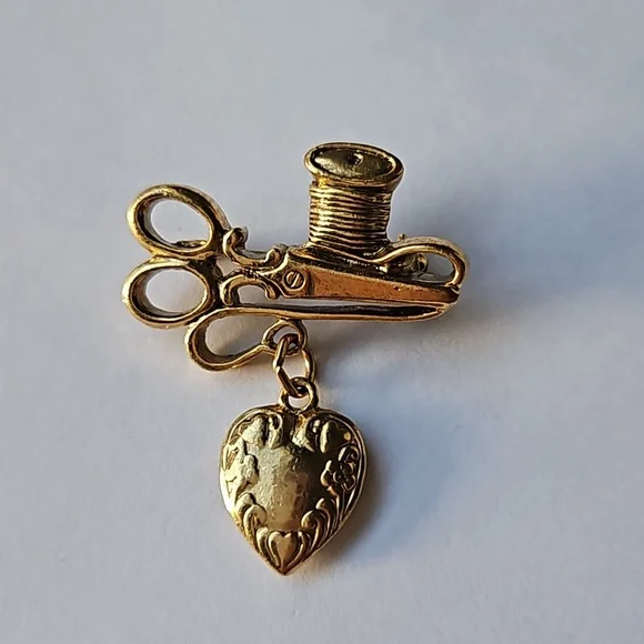 1928 Jewelry Vintage 8s Scissors And Thread Goldtone